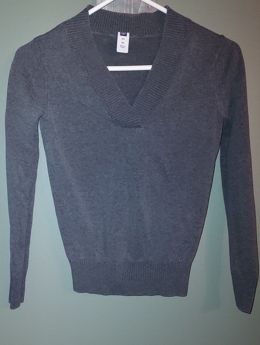 GAP Women's Dark Charcoal Gray V-Neck Sweater Vintage 2005- Like New!